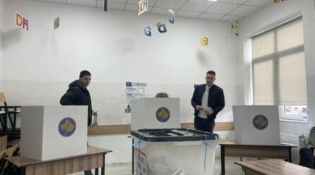 E shoqëruar nga djemtë e saj, voton bashkëshortja e Kadri Veselit