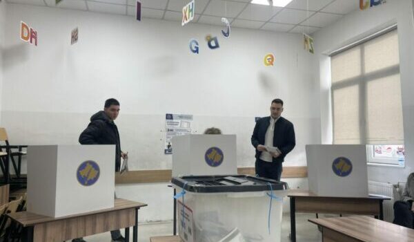 E shoqëruar nga djemtë e saj, voton bashkëshortja e Kadri Veselit