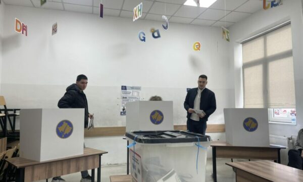 E shoqëruar nga djemtë e saj, voton bashkëshortja e Kadri Veselit