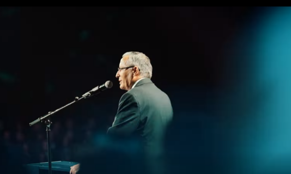 Bedri Hamza prezanton këngën e fushatës “We Rise Together”, të gjeneruar nga Inteligjenca Artificiale (Video)