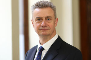 Ambasadori britanik viziton vendvotimin në Mitrovicën e Veriut: Moti i ftohtë nuk duhet të pengojë qytetarët që të votojnë