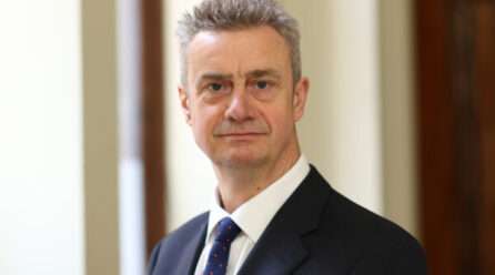 Ambasadori britanik viziton vendvotimin në Mitrovicën e Veriut: Moti i ftohtë nuk duhet të pengojë qytetarët që të votojnë