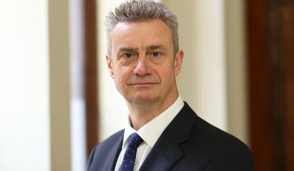 Ambasadori britanik viziton vendvotimin në Mitrovicën e Veriut: Moti i ftohtë nuk duhet të pengojë qytetarët që të votojnë