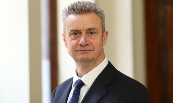 Ambasadori britanik viziton vendvotimin në Mitrovicën e Veriut: Moti i ftohtë nuk duhet të pengojë qytetarët që të votojnë