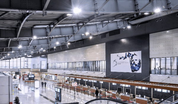 Dogana e Kosovës zbulon 8 mijë funta të fshehura në çorapet e një udhëtari që kishte arritur në Aeroportin e Prishtinës