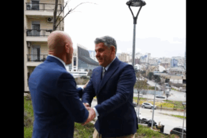 Ardian Kastrati aderon në AAK pas prishjes me PDK-në, e prezanton Ramush Haradinaj