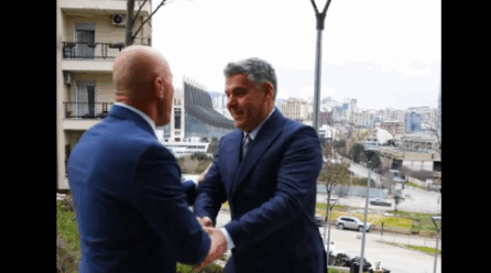 Ardian Kastrati aderon në AAK pas prishjes me PDK-në, e prezanton Ramush Haradinaj