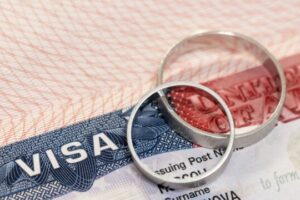 Ambasada e SHBA-së paralajmëron shqiptarët: Mashtrimi me anë të martesës, krim federal