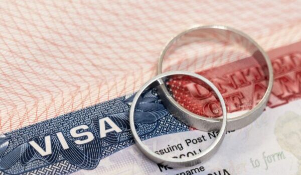 Ambasada e SHBA-së paralajmëron shqiptarët: Mashtrimi me anë të martesës, krim federal