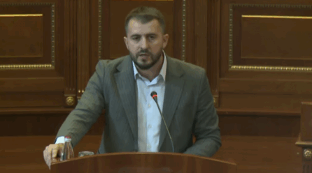 Mërgim Lushtaku kërkon që deputetëve t’u bëhet testi se a përdorin substanca narkotike – kjo është arsyeja
