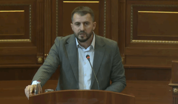 Mërgim Lushtaku kërkon që deputetëve t’u bëhet testi se a përdorin substanca narkotike – kjo është arsyeja