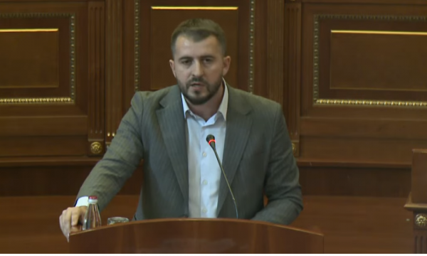 Mërgim Lushtaku kërkon që deputetëve t’u bëhet testi se a përdorin substanca narkotike – kjo është arsyeja