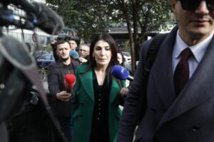 BIRN: Pagesa fiktive për çibukë e çokollata! Manipulime, zhvatje dhe pengmarrje, grupi kriminal që fshihej pas ‘Shqipërisë digjitale’