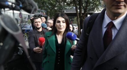 BIRN: Pagesa fiktive për çibukë e çokollata! Manipulime, zhvatje dhe pengmarrje, grupi kriminal që fshihej pas ‘Shqipërisë digjitale’