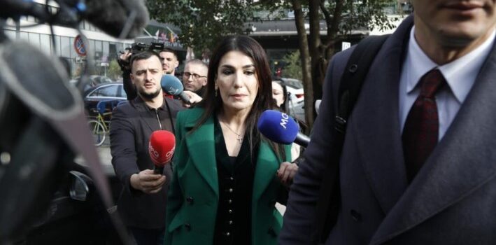 BIRN: Pagesa fiktive për çibukë e çokollata! Manipulime, zhvatje dhe pengmarrje, grupi kriminal që fshihej pas ‘Shqipërisë digjitale’