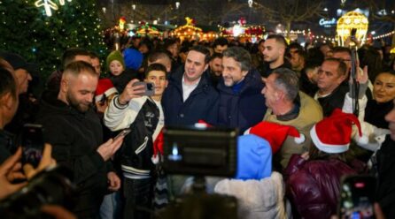 Abdixhiku dhe Rama i ndezin dritat e fundvitit në shesh: Kjo është fryma që duam, qytet me dritë, kulturë dhe me jetë