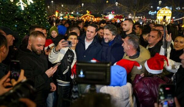 Abdixhiku dhe Rama i ndezin dritat e fundvitit në shesh: Kjo është fryma që duam, qytet me dritë, kulturë dhe me jetë