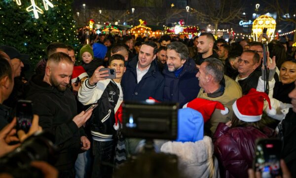 Abdixhiku dhe Rama i ndezin dritat e fundvitit në shesh: Kjo është fryma që duam, qytet me dritë, kulturë dhe me jetë