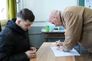 Lladrovci voton dhe fton qytetarët për të votuar