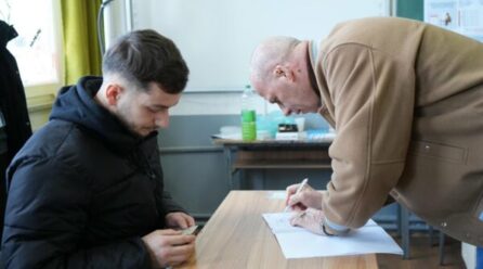 Lladrovci voton dhe fton qytetarët për të votuar