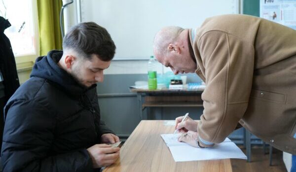 Lladrovci voton dhe fton qytetarët për të votuar