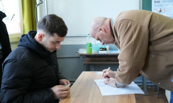 Lladrovci voton dhe fton qytetarët për të votuar