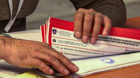 Qytetari ankohet se nëna e tij që nuk di shkrim dhe lexim nuk u lejua të votonte