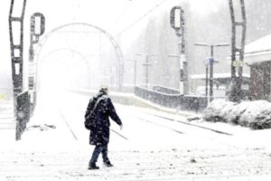 Bora bllokon Holandën: Anulohen 500 fluturime, trenat nuk funksionojnë