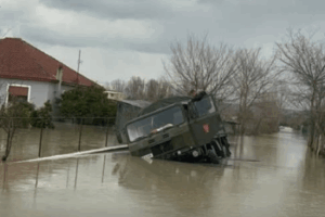 U nis t’i ndihmojë banorët në Durrës, automjeti i ushtrisë bllokohet në ujë
