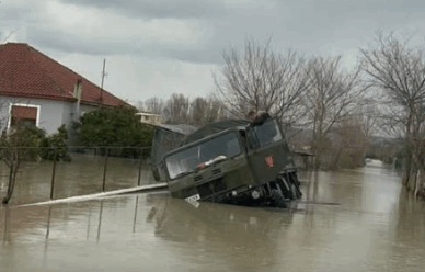 U nis t’i ndihmojë banorët në Durrës, automjeti i ushtrisë bllokohet në ujë