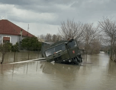 U nis t i ndihmojë banorët në Durrës  automjeti i ushtrisë bllokohet në ujë