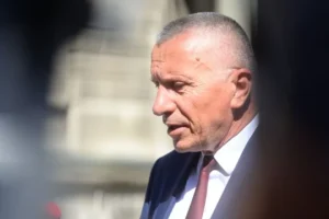 Kamberi: Parlamenti serb është ambient toksik, Vuçiqi po e mban Serbinë larg BE-së