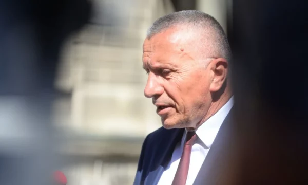 Kamberi: Parlamenti serb është ambient toksik, Vuçiqi po e mban Serbinë larg BE-së