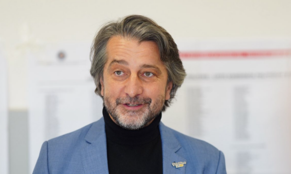 Taksë për qytetarët e komunave tjera që vijnë në Prishtinë me vetura, Rama: Hyn në fuqi nga gjysma e vitit