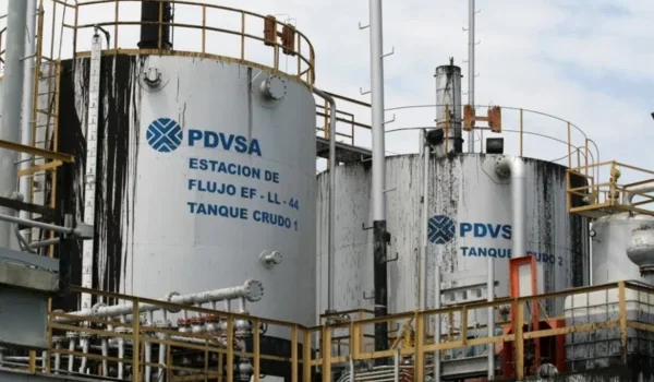 Ishin nisur për të marrë naftë nga Venezuela, kthehen bosh në Pekin dy anijet cisterna të Kinës