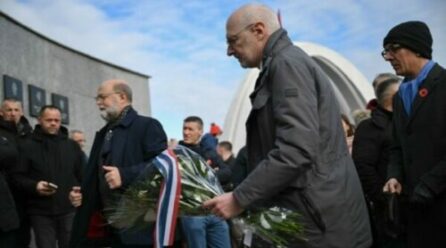 Ambasadori i Francës bën homazhe në Reçak, shpreh mbështetjen për Kosovën