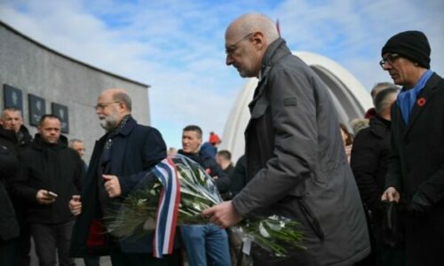 Ambasadori i Francës bën homazhe në Reçak, shpreh mbështetjen për Kosovën