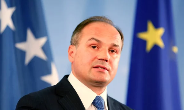 Hoxhaj për protestat: Regjimi i Ajotallahut po bie, Kosova qëndron krah iranianëve që luftojnë për liri