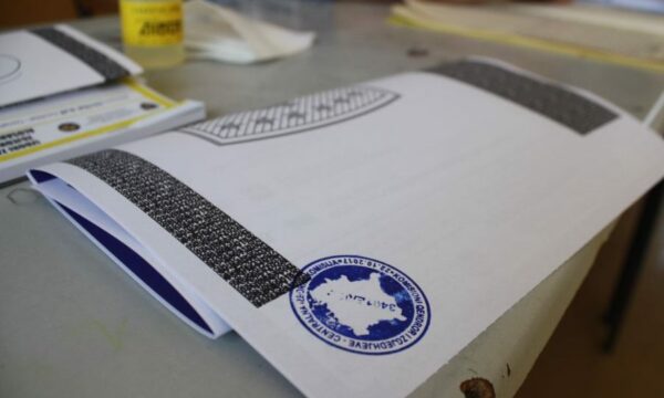 Numërohen gati të gjitha votat me postë, kjo është renditja