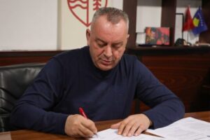 Në ditën e parë të punës për këtë vit, Ramosaj merr dy vendime të rëndësishme për qytetarët e Deçanit