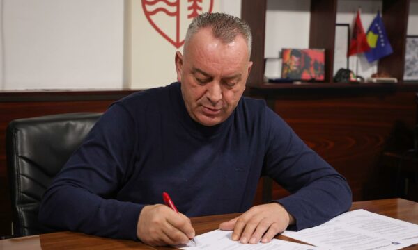 Në ditën e parë të punës për këtë vit, Ramosaj merr dy vendime të rëndësishme për qytetarët e Deçanit