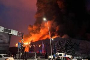 Zjarr i madh në një objekt në Gjakovë, nuk dihet për të lënduar