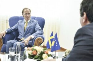 Ambasadori suedez i përgjigjet Kurtit: Integrimi i arsimit dhe shëndetësisë serbe në Kosovë duhet të vijë përmes dialogut të Brukselit