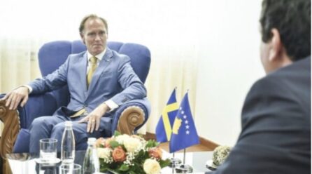 Ambasadori suedez i përgjigjet Kurtit: Integrimi i arsimit dhe shëndetësisë serbe në Kosovë duhet të vijë përmes dialogut të Brukselit