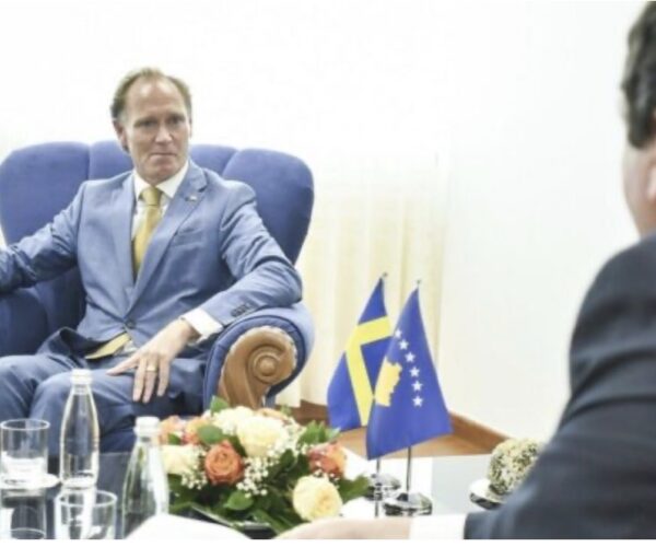 Ambasadori suedez i përgjigjet Kurtit: Integrimi i arsimit dhe shëndetësisë serbe në Kosovë duhet të vijë përmes dialogut të Brukselit