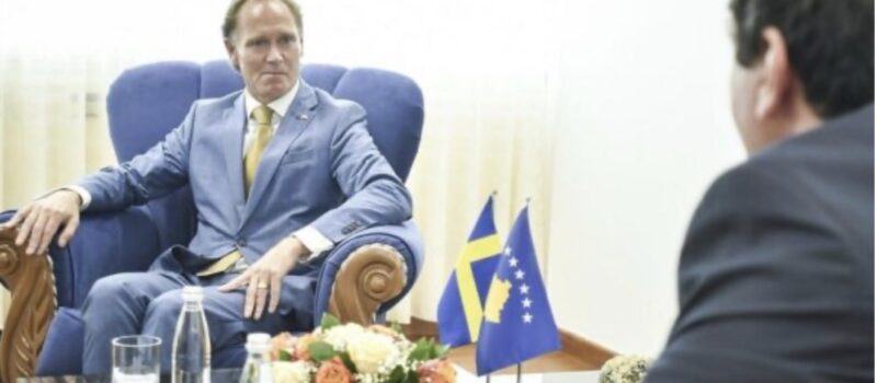 Ambasadori suedez i përgjigjet Kurtit: Integrimi i arsimit dhe shëndetësisë serbe në Kosovë duhet të vijë përmes dialogut të Brukselit