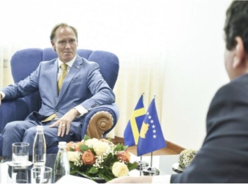 Ambasadori suedez i përgjigjet Kurtit: Integrimi i arsimit dhe shëndetësisë serbe në Kosovë duhet të vijë përmes dialogut të Brukselit