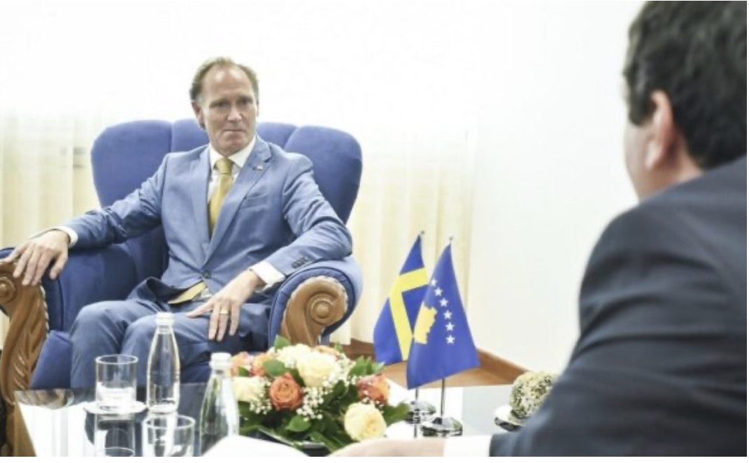 Ambasadori suedez i përgjigjet Kurtit: Integrimi i arsimit dhe shëndetësisë serbe në Kosovë duhet të vijë përmes dialogut të Brukselit