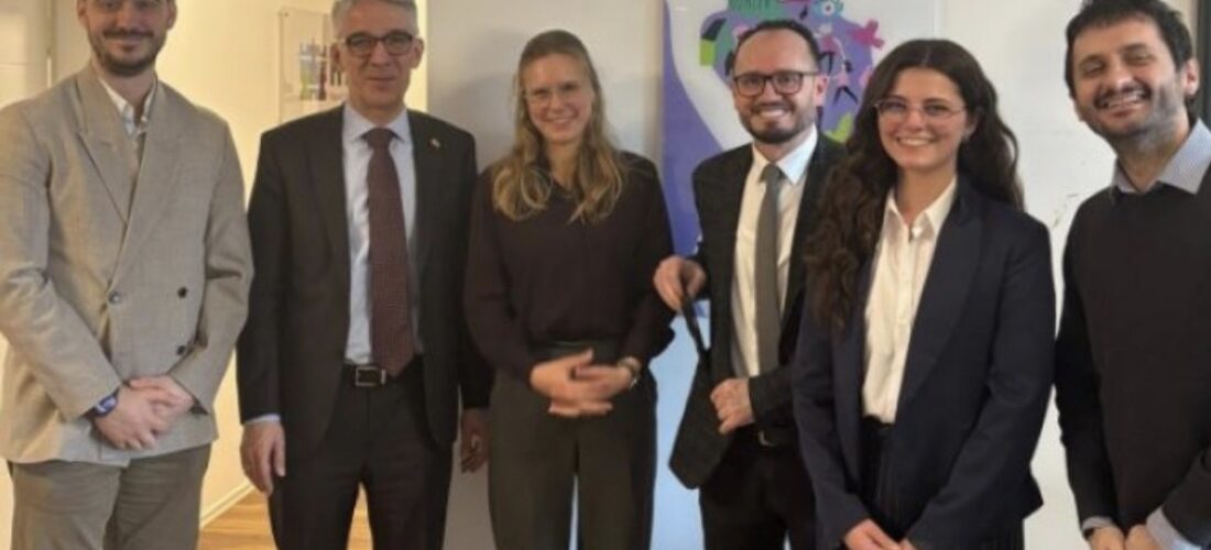 Ambasadori gjerman takon fituesit e projektit ‘Të rinjtë nxisin paqen’