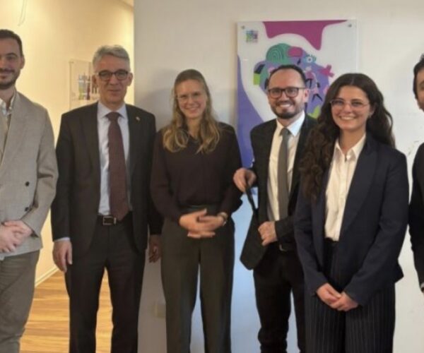 Ambasadori gjerman takon fituesit e projektit ‘Të rinjtë nxisin paqen’